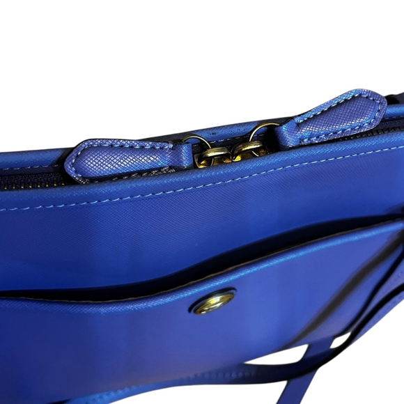 Coach Peyton Leather Pocket Tote F25667 – Porcelain Blue - Picture 4 of 15